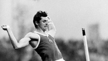Der Jenaer Wolfgang Nordwig überspringt im Olympiastadion von München die Höhe von 5,50 Meter und gewinnt damit die Goldmedaille. Foto: dpa Der Jenaer Wolfgang Nordwig überspringt im Olympiastadion von München die Höhe von 5,50 Meter und gewinnt damit die Goldmedaille. Foto: dpa