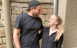 Sag' es durch den Maibaum: Jan Thoms überlegte sich für Andrea Bachmann einen ganz besonderen Heiratsantrag, den die Ehefrau in spe spontan annahm.
Fotos: Jörg Kühl/Franz Theuer