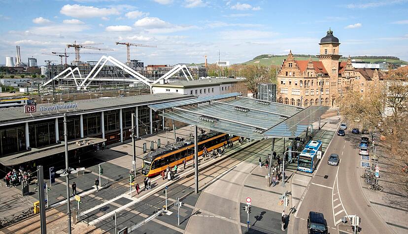 Der Vorplatz am Heilbronner Hauptbahnhof.