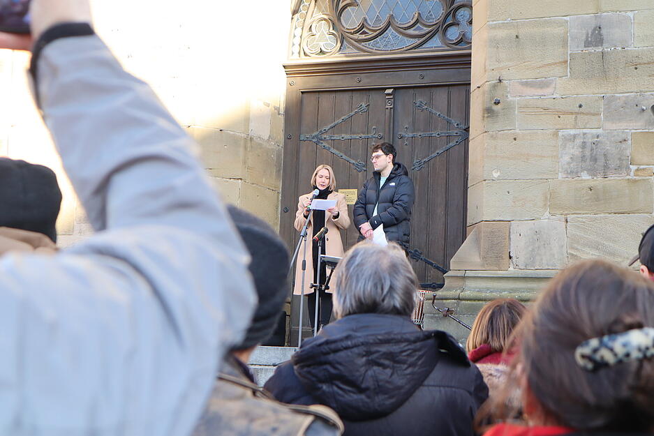 Etwa 1500 bis 2000 Menschen sind zur Demo nach Öhringen gekommen, schätzt die Polizei. Die Redner kamen von Parteien und aus anderen gesellschaftlichen Gruppen. Etwa 1500 bis 2000 Menschen sind zur Demo nach Öhringen gekommen, schätzt die Polizei. Die Redner kamen von Parteien und aus anderen gesellschaftlichen Gruppen.