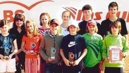 Bezirksmeister (hinten v.l.): Rosalie Willig, Selina Leber, Cinta Papke, Julian Ludt, Marc Scheper; (vorne v.l.): Josefine Goes, Johanne Heidrich, Niki Eren, Florian Jakob, Felix Reichert, Lenny B&uuml;ckle.Foto: privat