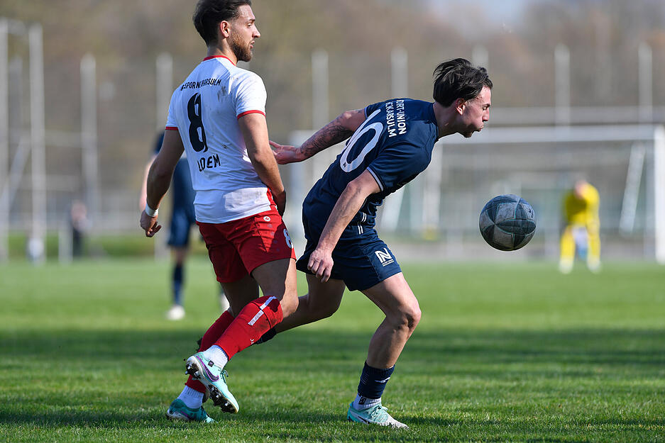 Nach einem spannenden Spiel beherrschten die Emotionen von Siegern und Verlieren die Szenerie. Nach einem spannenden Spiel beherrschten die Emotionen von Siegern und Verlieren die Szenerie.