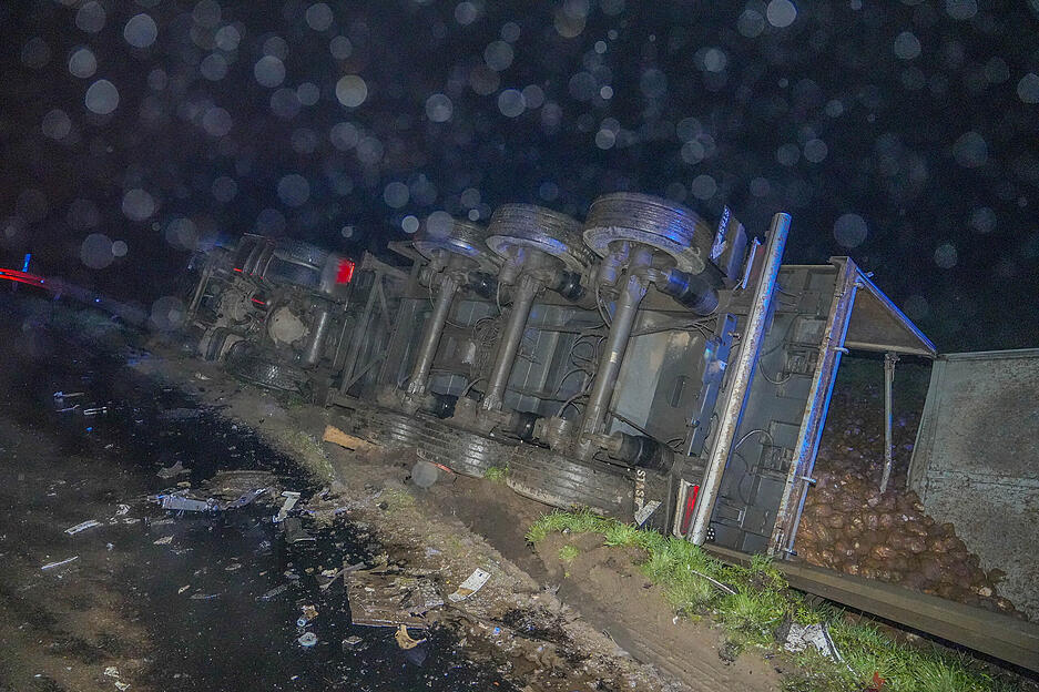 Der Lkw hatte Zuckerrüben geladen. Diese verteilten sich auf einem angrenzenden Feld.