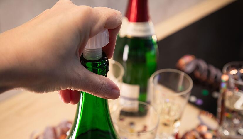 Schritt 3: Den Sektkorken wieder in die Flasche stecken.