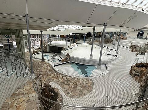 Blick ins Aquatoll-Innere: Man kann sich noch gut vorstellen, wie hier in Neckarsulm fr&uuml;her Kinder tobten. Nach der Wiederer&ouml;ffnung in einigen Jahren wieder?