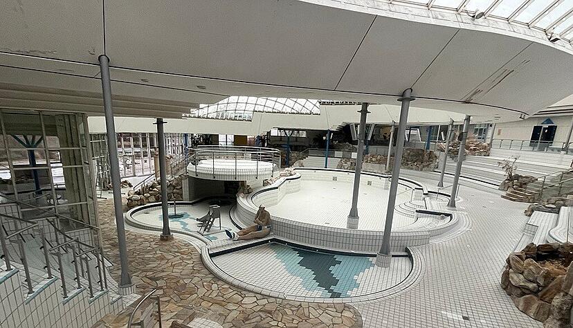 Blick ins Aquatoll-Innere: Man kann sich noch gut vorstellen, wie hier in Neckarsulm fr&uuml;her Kinder tobten. Nach der Wiederer&ouml;ffnung in einigen Jahren wieder?