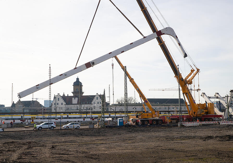 Erste Brückenteile der Buga-Brücke sind eingebaut