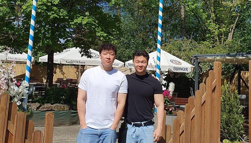 Die zwei Brüder Hie-Giel (links) und Zhun-Giel (rechts) leiten zusammen das Restaurant Kimchi Schwaigern. Die zwei Brüder Hie-Giel (links) und Zhun-Giel (rechts) leiten zusammen das Restaurant Kimchi Schwaigern.