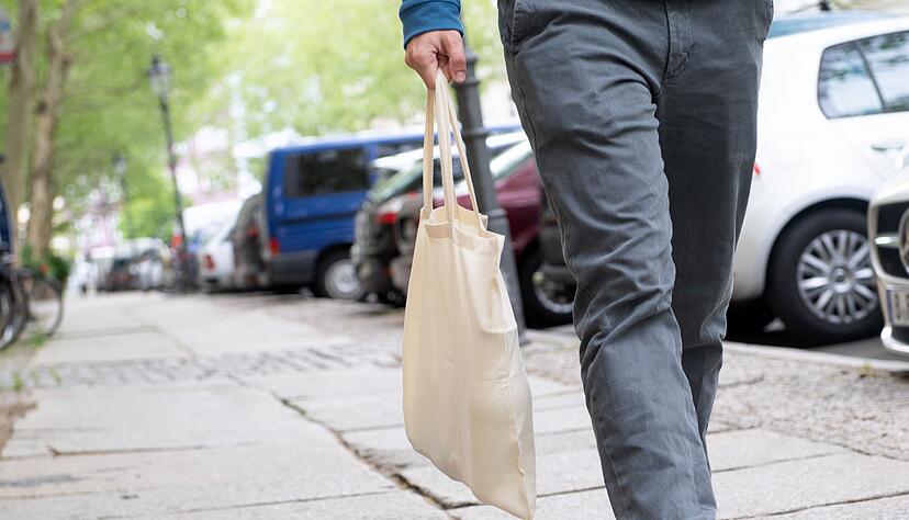Am besten ist es für die Umwelt, wenn der Stoffbeutel möglichst viel und oft zum Einsatz kommt. Am besten ist es für die Umwelt, wenn der Stoffbeutel möglichst viel und oft zum Einsatz kommt.