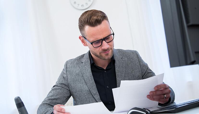Eine Abfindung soll den Verlust des Arbeitsplatzes zumindest ein Stück weit abmildern: Bevor man seine Unterschrift unter einen Abfindungsvertrag setzt, sollte man aber genau abwägen - und gegebenenfalls nachverhandeln.