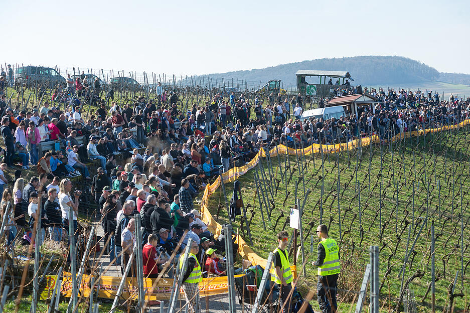 Bei bestem Wetter zieht es viele Zuschauer auf die Plätze zwischen den Weinbergen. Bei bestem Wetter zieht es viele Zuschauer auf die Plätze zwischen den Weinbergen.