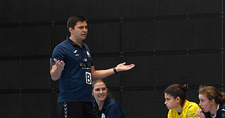 Co-Trainer Nicolai Spiegl muss gemeinsam mit Chef-Trainer Stefan Krebs personelle Engpässe überwinden. Co-Trainer Nicolai Spiegl muss gemeinsam mit Chef-Trainer Stefan Krebs personelle Engpässe überwinden.