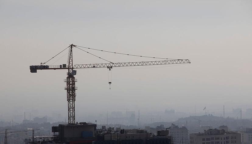 Fehlender Wind sorgt dafür, dass sich die Schadstoffe am Fuß der Berge stauen. Fehlender Wind sorgt dafür, dass sich die Schadstoffe am Fuß der Berge stauen.