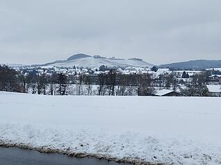 In &Ouml;hringen hat es am Montag 21 Zentimeter Neuschnee gegeben &ndash; so viel wie zuletzt 2014. Hier der Blick auf den Lindelberg bei Bretzfeld.