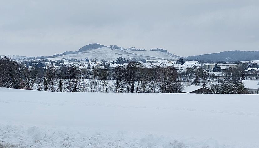 In &Ouml;hringen hat es am Montag 21 Zentimeter Neuschnee gegeben &ndash; so viel wie zuletzt 2014. Hier der Blick auf den Lindelberg bei Bretzfeld.