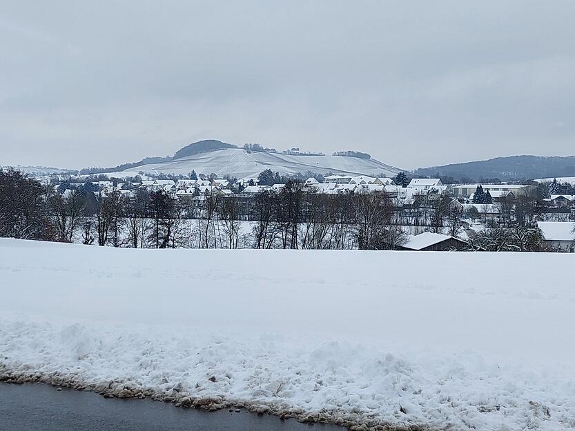 In &Ouml;hringen hat es am Montag 21 Zentimeter Neuschnee gegeben &ndash; so viel wie zuletzt 2014. Hier der Blick auf den Lindelberg bei Bretzfeld.