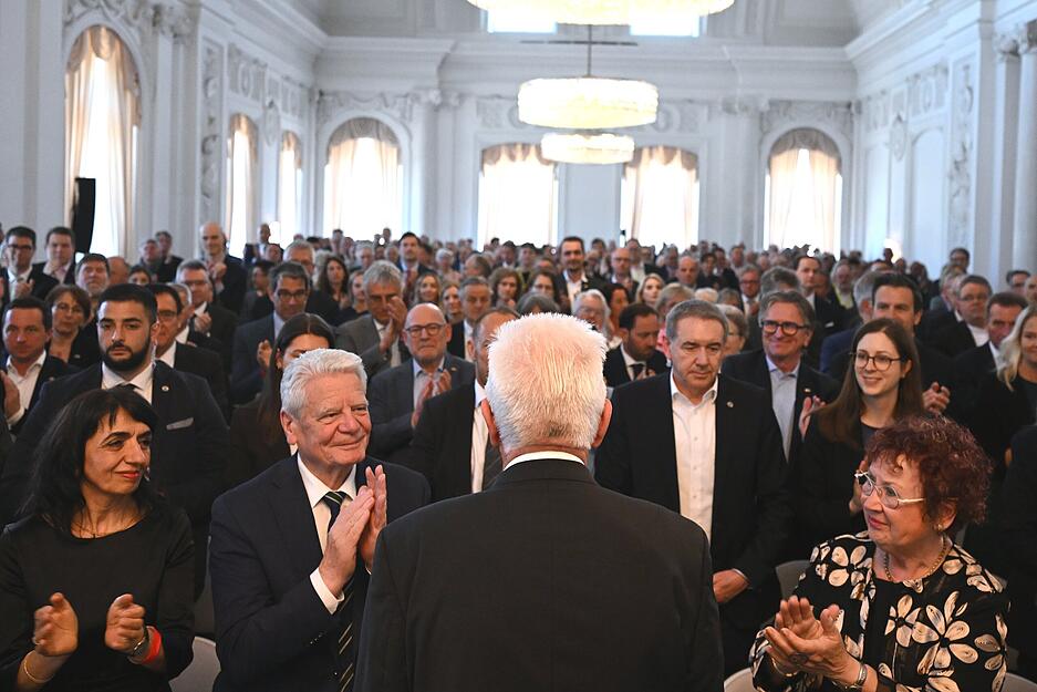 Winnfried Kretschmann (M, abgewandt, Gr&uuml;ne) bedankt sich bei den applaudierenden G&auml;sten w&auml;hrend des Festakts zu seiner Verabschiedung.