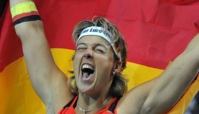 Steffi Nerius schreit ihre Freude heraus.