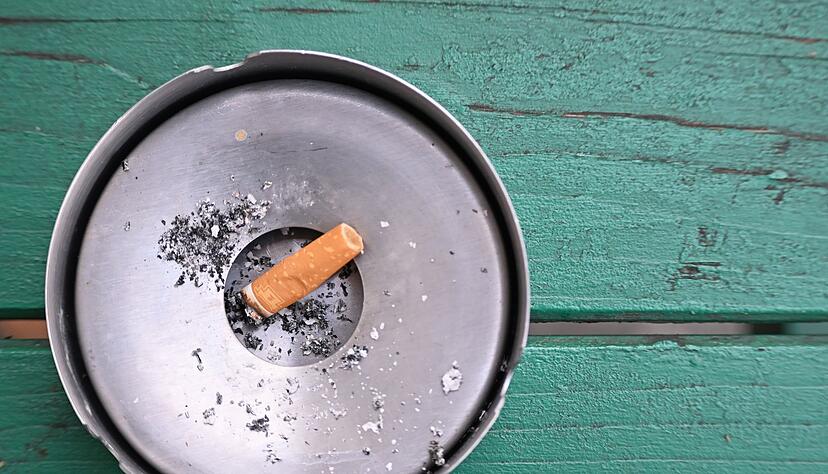 Manche riechen am Aschenbecher, um beim Aufhören durchzuhalten (Archivbild). Manche riechen am Aschenbecher, um beim Aufhören durchzuhalten (Archivbild).
