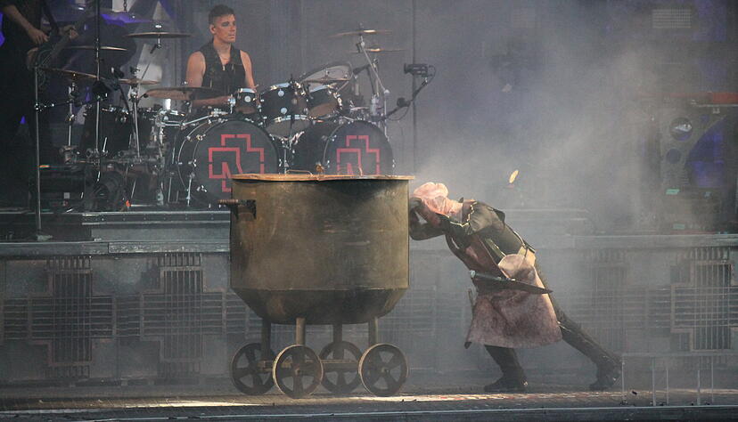 Christoph "Doom" Schneider, Schlagzeuger von Rammstein, hat sich in einer umfassenden Stellungnahme zum Fall Till Lindemann geäußert. Christoph "Doom" Schneider, Schlagzeuger von Rammstein, hat sich in einer umfassenden Stellungnahme zum Fall Till Lindemann geäußert.