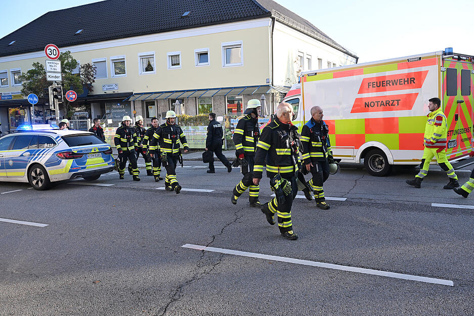 Polizeibeamte sowie Feuerwehr und Rettungsdienst befinden sich nach den Explosionen in München im Großeinsatz.