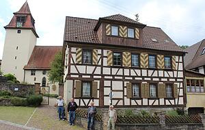 Schmucke Architektur im Dorf: Die Crispenhofener (v. l) Hans Nicklas, Gerhard Matter, Manfred und Rolf Herdtweck vor dem historischen Pfarrhaus.
Fotos: Renate Väisänen Schmucke Architektur im Dorf: Die Crispenhofener (v. l) Hans Nicklas, Gerhard Matter, Manfred und Rolf Herdtweck vor dem historischen Pfarrhaus.
Fotos: Renate Väisänen