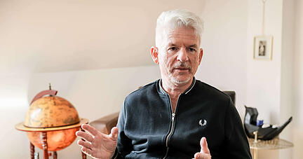 Heinz Strunk, Schriftsteller, aufgenommen am Rande eines Interviews in seiner Wohnung.