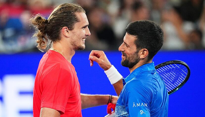 Alexander Zverev (l) und Novak Djokovic trafen kurz vor Start der Australian Open in einem Showmatch aufeinander. Alexander Zverev (l) und Novak Djokovic trafen kurz vor Start der Australian Open in einem Showmatch aufeinander.