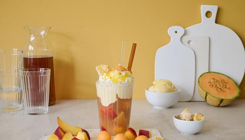 Der Floating-Effekt wird durch die Kombination von kaltem Schwarztee mit Mineralwasser und Vanilleeis und daraufgesetzten Obststücken erzielt. Der Floating-Effekt wird durch die Kombination von kaltem Schwarztee mit Mineralwasser und Vanilleeis und daraufgesetzten Obststücken erzielt.