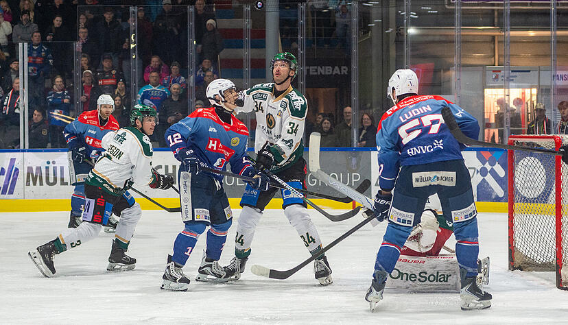 Leon Gromov (Mitte), Luis Ludin und die Heilbronner Falken hatten wenig Scheibengl&uuml;ck vor dem Kasten von Gladiators-Goalie Johannes Kurrer.
