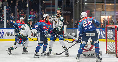 Leon Gromov (Mitte), Luis Ludin und die Heilbronner Falken hatten wenig Scheibenglück vor dem Kasten von Gladiators-Goalie Johannes Kurrer. Leon Gromov (Mitte), Luis Ludin und die Heilbronner Falken hatten wenig Scheibenglück vor dem Kasten von Gladiators-Goalie Johannes Kurrer.