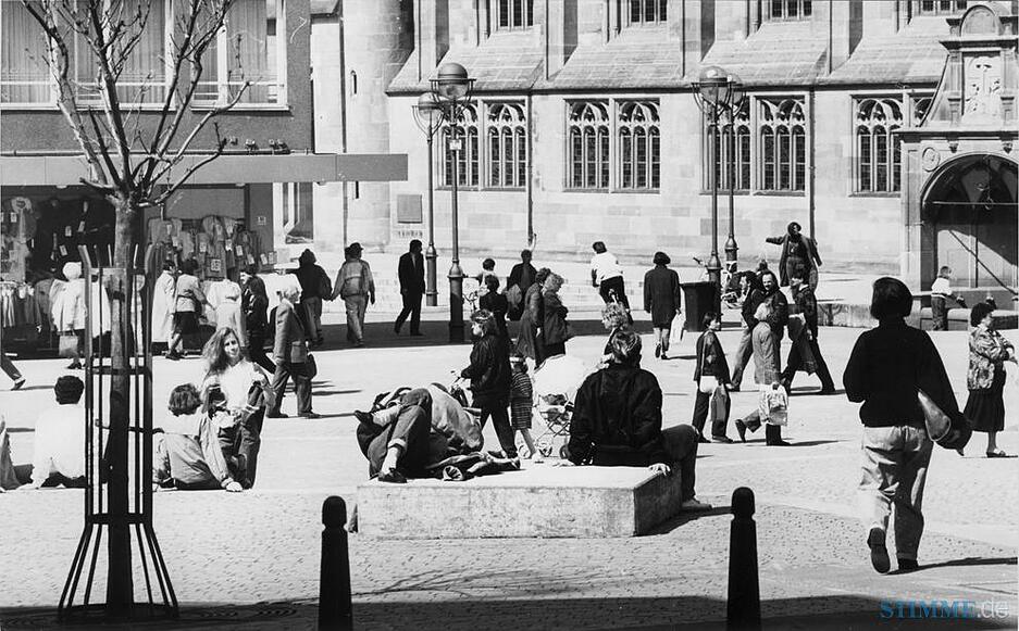 Die Leuchtkörper am Kiliansplatz 1989 strahlen  nach oben und unten. Das Modell geht auf Stadtplanungsamtsleiter Rasso Mutzenbauer zurück.