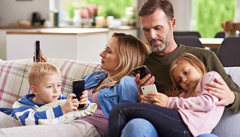 Wenn Mutter und Vater nur aufs Handy schauen, ist klar, was später auch einmal die Kinder machen werden. Wenn Mutter und Vater nur aufs Handy schauen, ist klar, was später auch einmal die Kinder machen werden.