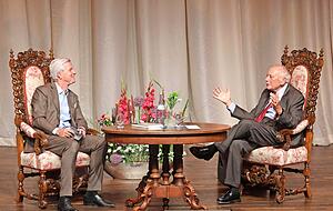 Intensive 60 Minuten bescherten Uwe Ralf Heer (links) und Reinhold Würth den Zuhörern. Nach 2002 war es der erste Stimme-Talk in Gaisbach. Nach dem Kaiser, also Franz Beckenbauer, nun der Chef, lobt Konzernsprecher Steffen Greubel die Reihe. Intensive 60 Minuten bescherten Uwe Ralf Heer (links) und Reinhold Würth den Zuhörern. Nach 2002 war es der erste Stimme-Talk in Gaisbach. Nach dem Kaiser, also Franz Beckenbauer, nun der Chef, lobt Konzernsprecher Steffen Greubel die Reihe.