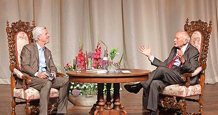 Intensive 60 Minuten bescherten Uwe Ralf Heer (links) und Reinhold Würth den Zuhörern. Nach 2002 war es der erste Stimme-Talk in Gaisbach. Nach dem Kaiser, also Franz Beckenbauer, nun der Chef, lobt Konzernsprecher Steffen Greubel die Reihe. Intensive 60 Minuten bescherten Uwe Ralf Heer (links) und Reinhold Würth den Zuhörern. Nach 2002 war es der erste Stimme-Talk in Gaisbach. Nach dem Kaiser, also Franz Beckenbauer, nun der Chef, lobt Konzernsprecher Steffen Greubel die Reihe.