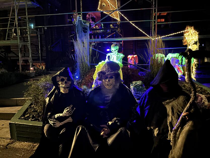 Live-Erschrecker sorgen im Gruselhaus für Gänsehaut und echte Halloween-Stimmung. Live-Erschrecker sorgen im Gruselhaus für Gänsehaut und echte Halloween-Stimmung.