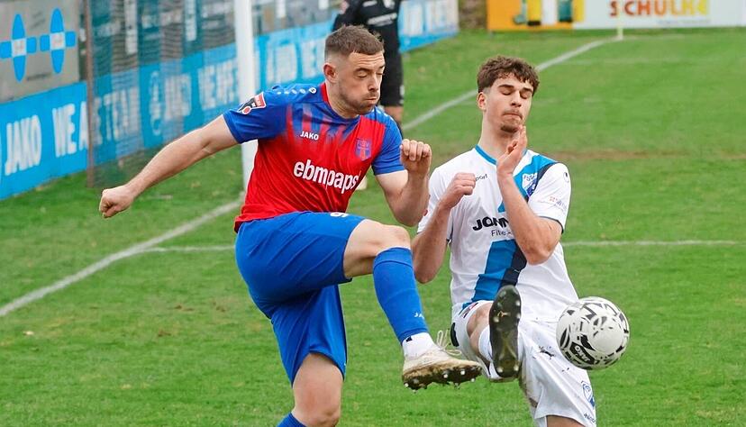 Wie gegen den FSV 08 Bietigheim-Bissingen m&uuml;ssen die Hollenbacher mit Hannes Scherer (links) auf aggressive Zweik&auml;mpfe gefasst zu sein. Normannia Gm&uuml;nd steckt wie die Hohenloher im Oberliga-Abstiegskampf.
Foto: Marc Schmerbeck