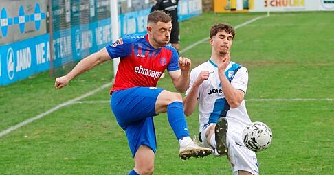 Wie gegen den FSV 08 Bietigheim-Bissingen m&uuml;ssen die Hollenbacher mit Hannes Scherer (links) auf aggressive Zweik&auml;mpfe gefasst zu sein. Normannia Gm&uuml;nd steckt wie die Hohenloher im Oberliga-Abstiegskampf.
Foto: Marc Schmerbeck