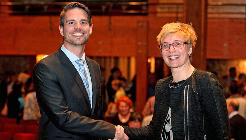 Handschlag der Konkurrenten: Bürgermeisterin Heike Schokatz und Herausforderer Michael Bergner vor rund 450 Bürgern in der Deutschmeisterhalle.Foto: Ralf Seidel