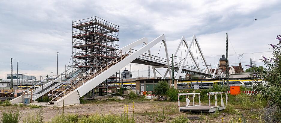 Juni 2022: Mängel und Versäumnisse begleiten von Anbeginn den Bau der Buga-Brücke, die den Heilbronner Bahnhofsvorplatz mit dem Stadtteil Neckarbogen verbindet. Im Bild ist der Bau des Aufzugsturms auf der Neckarbogen-Seite sichtbar. Juni 2022: Mängel und Versäumnisse begleiten von Anbeginn den Bau der Buga-Brücke, die den Heilbronner Bahnhofsvorplatz mit dem Stadtteil Neckarbogen verbindet. Im Bild ist der Bau des Aufzugsturms auf der Neckarbogen-Seite sichtbar.