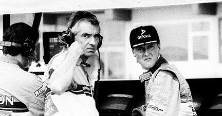 Teamchef Flavio Briatore (links) und Michael Schumacher setzten sich 1994 in Silverstone über mehrere FIA-Regularien hinweg, das blieb nicht unbestraft.
Foto: imago images/WEREK Teamchef Flavio Briatore (links) und Michael Schumacher setzten sich 1994 in Silverstone über mehrere FIA-Regularien hinweg, das blieb nicht unbestraft.
Foto: imago images/WEREK