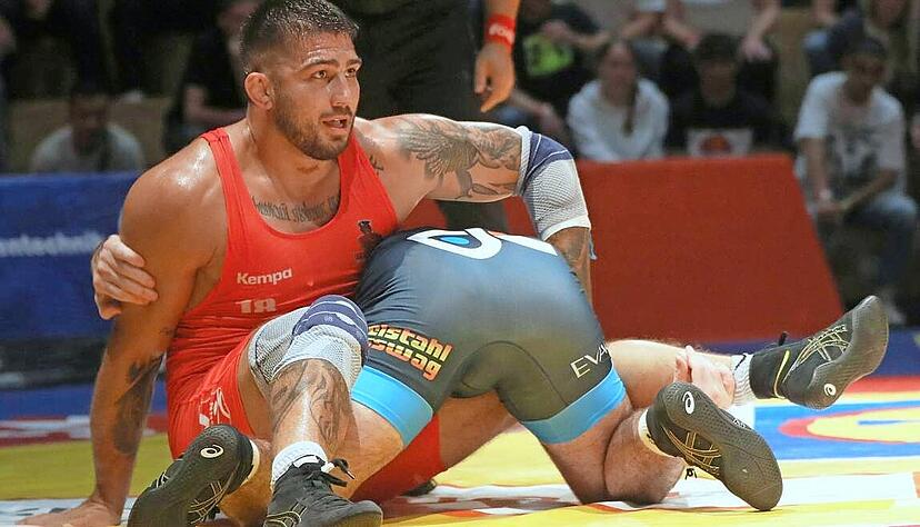 Andre Timofeev (rotes Trikot) geriet 19 Sekunden vor Kampfende in R&uuml;ckstand, drehte sein Mattenduell aber noch in einen Sieg.