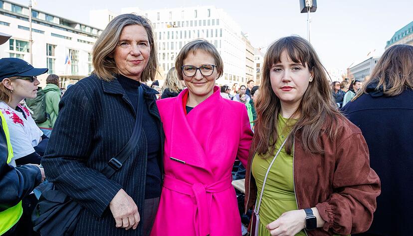 Die Gr&uuml;nen-Politikerinnen Katrin G&ouml;ring-Eckardt, Franziska Brantner und Ricarda Lang (l-r) waren ebenfalls am Brandenburger Tor.