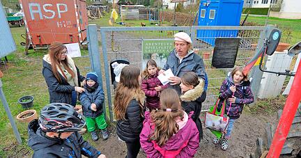 Julia hat einen Brief an Dieter Bohlen geschrieben. Hans Krauss, Diplompädagoge und Leiter des Abenteuerspielplatzes, liest ihn den Kindern vor.
Fotos: Dennis Mugler