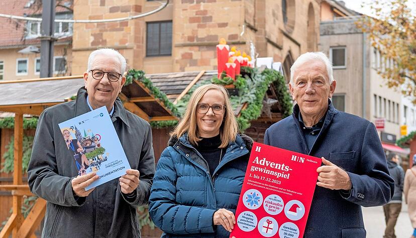 Harry Mergel (von rechts), City-Managerin Irina Guzina und Bürgermeister Martin Diepgen kündigen das Heilbronner Advents-Gewinnspiel an.
Foto: Mario Berger