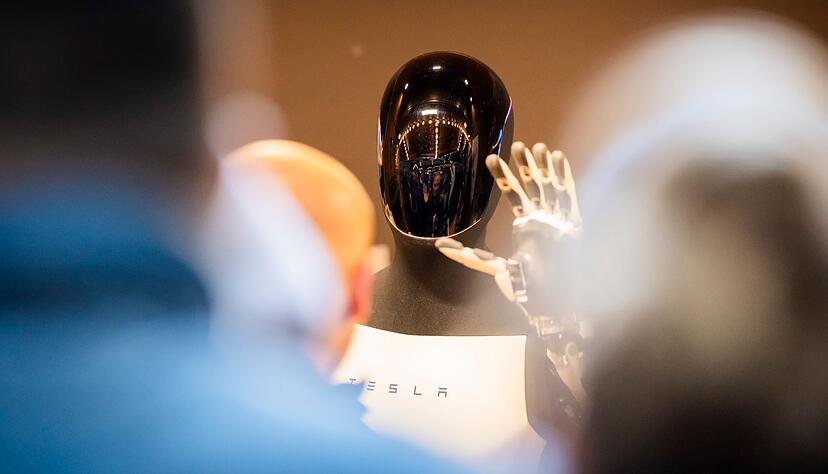 &laquo;Wie ein Mensch in einem Roboter-Kost&uuml;m&raquo; soll sich der Roboter &laquo;Optimus&raquo; in Zukunft bewegen.