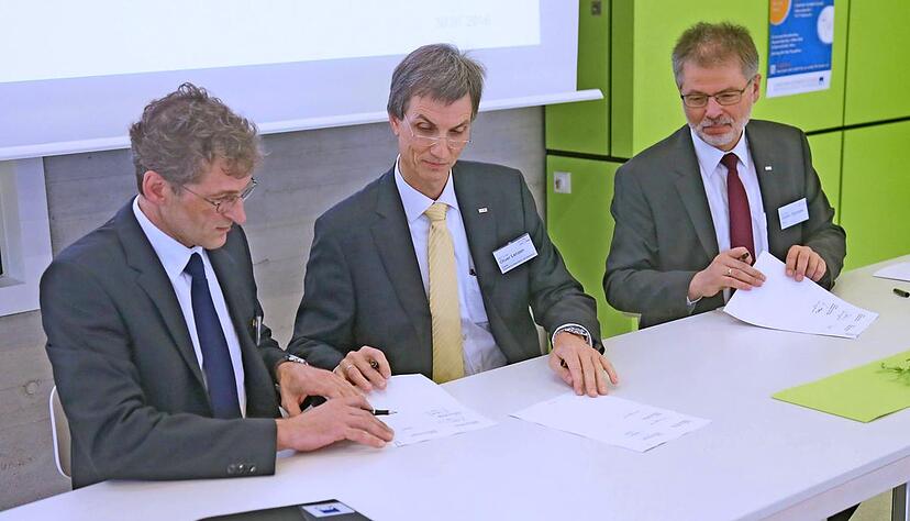 Weitreichende Kooperation vereinbart (v.li.): Martin Streeb (CSS), Oliver Lenzen und Jürgen Schröder (beide Hochschule Heilbronn).Foto: Guido Sawatzki Weitreichende Kooperation vereinbart (v.li.): Martin Streeb (CSS), Oliver Lenzen und Jürgen Schröder (beide Hochschule Heilbronn).Foto: Guido Sawatzki