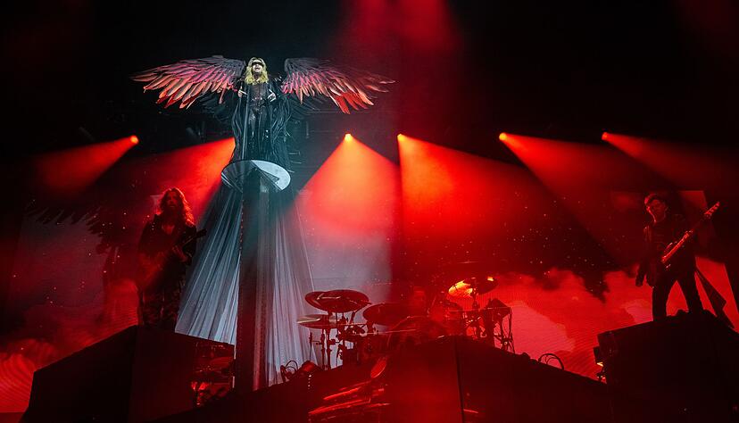 Bill Kaulitz schwebt auf einem Podest beim Tourauftakt nach oben.