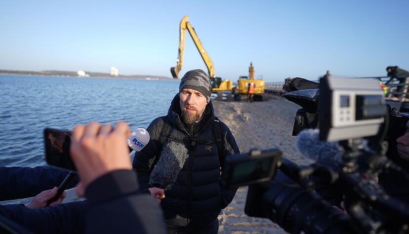 Robert Marc Lehmann, Meeresbiologe, spricht mit den Medien am Strand, wo in der N&auml;he der gestrandete Buckelwal im Wasser gelegen hatte. Der in der Ostsee vor Niendorf gestrandete Wahl hat sich offenbar befreit.
