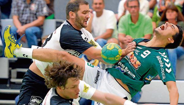Es ging hart zu in der Sandberghalle: Hier bekommt Fleins Nico Gassner (rechts) die raue Oberliga-Luft zu spüren.Foto: Mario Berger Es ging hart zu in der Sandberghalle: Hier bekommt Fleins Nico Gassner (rechts) die raue Oberliga-Luft zu spüren.Foto: Mario Berger